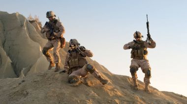 Grup tam donanımlı ve silahlı asker tepeden aşağı taşıma 