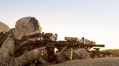 Askerlerin yalan aşağı A-hedefleyen Tepesi üzerinde yan görünüm