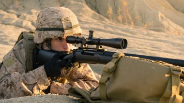 Yakın çekim Shot t amaçlayan Tepesi üzerinde uzanmış keskin nişancı