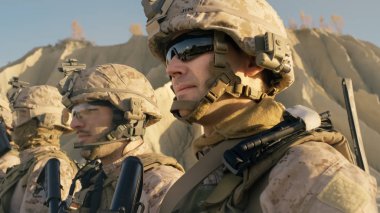 Yakın çekim Shot grup tam donanımlı asker bir Lin ayakta