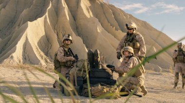 Gözetleme sırasında Milit için dizüstü bilgisayar kullanarak askeriz