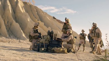 Gözetleme sırasında Milit için dizüstü bilgisayar kullanarak askeriz