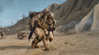 Asker taşıyan yaralı bir süre diğer üyeleri, takım Coveri