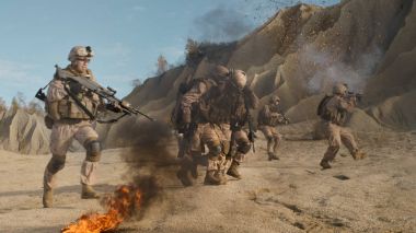 Askerleri taşıyan yaralı bir diğer üyeleri, takım Cover