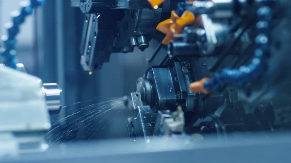 CNC freze tezgahı çalışan ve üreten bir metal detay.