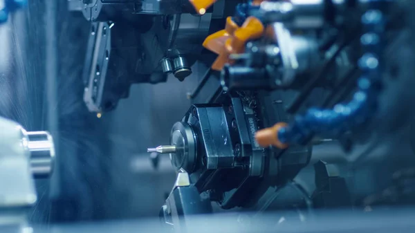 Fresadora CNC está trabajando y produciendo un detalle de metal . — Foto de Stock