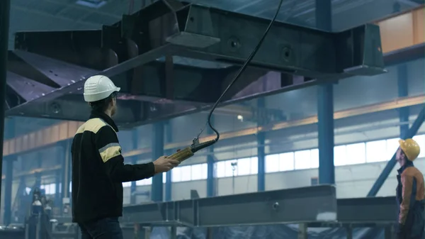 Trabajadores de la industria pesada están moviendo una construcción metálica masiva d —  Fotos de Stock