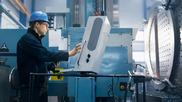Trabalhador da fábrica está programando uma máquina de fresagem CNC com uma mesa — Fotografia de Stock