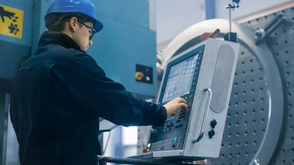 Fabrikarbeiter programmiert eine CNC-Fräsmaschine mit Tisch — Stockfoto