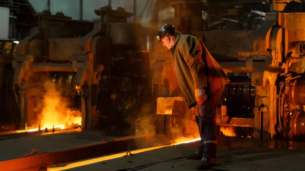 Sert döküm içinde ağır sanayi işçisi. Kaba sanayi 