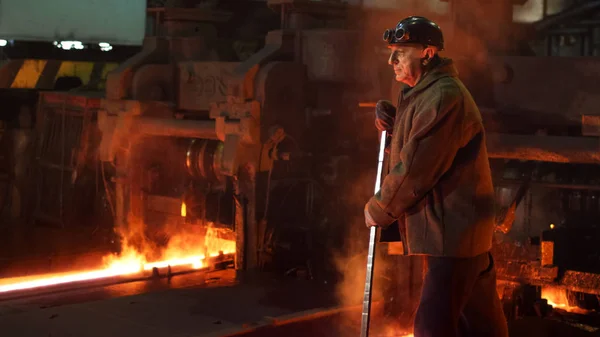 Heavy Industry Worker Doing Quality Control in Foundry. Rough In — Stock Photo, Image