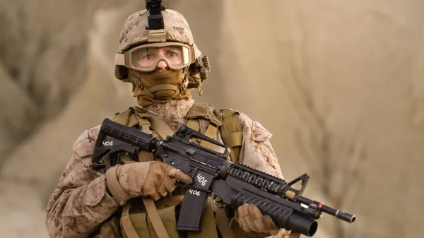 Porträt eines voll ausgerüsteten und bewaffneten Soldaten mit Schutzbrille — Stockfoto