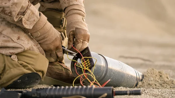 Gros plan d'un soldat désamorçant une bombe en coupant un fil Durin — Photo