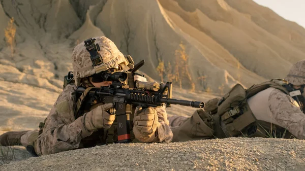 Blick auf Soldaten, die auf dem Hügel liegen und durch die Assau zielen — Stockfoto