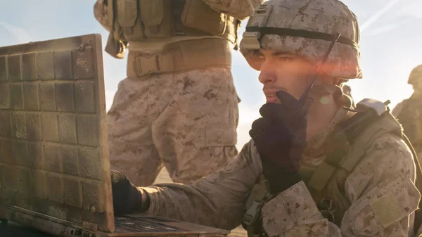 Zbliżenie żołnierz za pomocą radia dla komunikacji podczas Mi — Zdjęcie stockowe