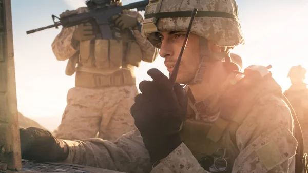 Солдат использует радио для связи во время военных операций — стоковое фото