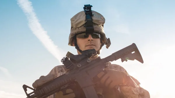 Retrato del fusil de asalto de soldadura totalmente equipado y Stan — Foto de Stock