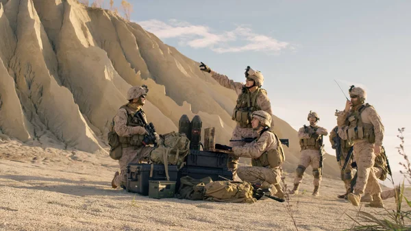 Gözetleme sırasında Milit için dizüstü bilgisayar kullanarak askeriz