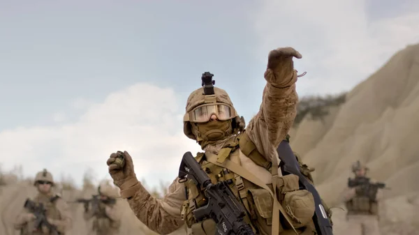 Soldado lanzando una granada durante combate en el desierto . — Foto de Stock