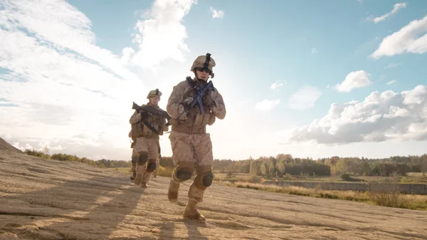Comander önde R tam donanımlı ve silahlı askerlerle takım