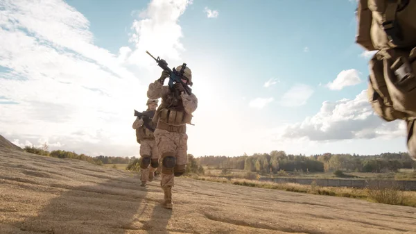 Escouade de soldats entièrement équipés et armés qui courent en une seule pièce — Photo