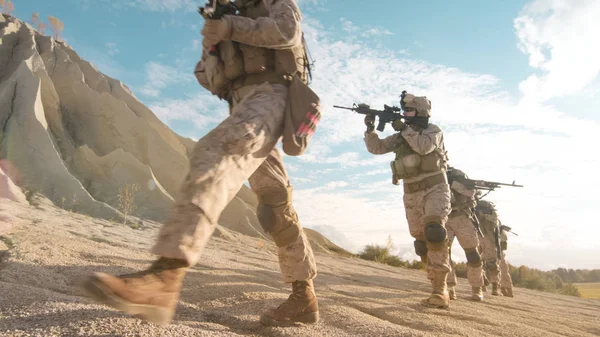 Ploeg van volledig uitgeruste en gewapende soldaten wandelen in één Fil — Stockfoto