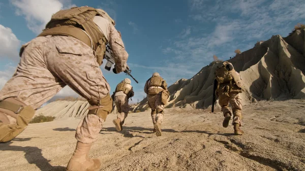 Nahaufnahme von Soldaten, die vorwärts rennen und angreifen — Stockfoto