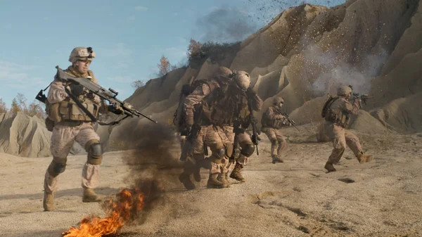 Askerleri taşıyan yaralı bir diğer üyeleri, takım Cover