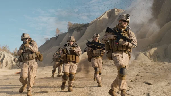 Tam donanımlı, silahlı askerler çalıştıran ve Du saldıran takım