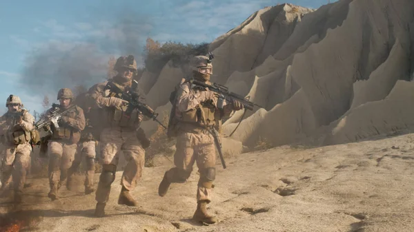 Ploeg van volledig uitgeruste, gewapende soldaten loopt door zwarte Sm — Stockfoto