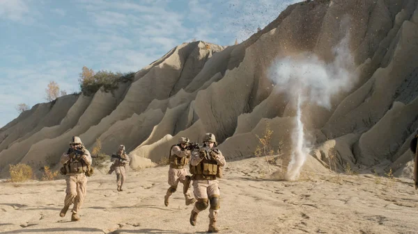 Ploeg van volledig uitgeruste, gewapende soldaten uitgevoerd en aanvallen van Du — Stockfoto