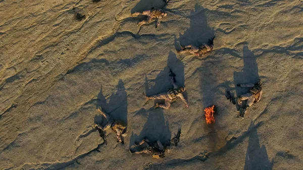Аэросъемка группы мертвых солдат в пустынной зоне . — стоковое фото
