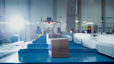 Koli bandı sıralama postanede üzerinde hareket ediyor. Kutusu 