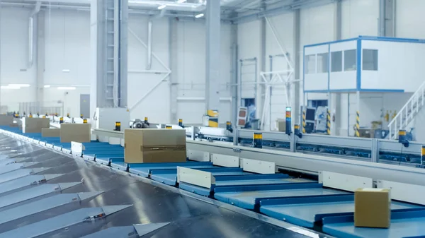 Koli bandı sıralama postanede üzerinde hareket ediyor.