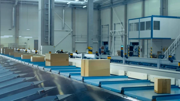 Koli bandı sıralama postanede üzerinde hareket ediyor.