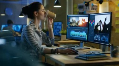 Erkek Video Editor görüntüleri ve ses onun kişisel bilgisayar üzerinde çalışır. Modern ve yaratıcı çatı stüdyo ofisinde olduğunu.