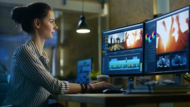 Erkek Video Editor görüntüleri ve ses onun kişisel bilgisayar üzerinde çalışır. Modern ve yaratıcı çatı stüdyo ofisinde olduğunu.
