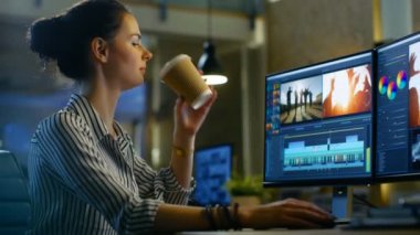 Erkek Video Editor görüntüleri ve ses onun kişisel bilgisayar üzerinde çalışır. Geç saatlere kadar çalışır ve kahve içiyor. Modern ve yaratıcı çatı stüdyo ofisinde olduğunu.