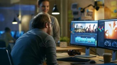 Güzel kadın ve yakışıklı erkek Video editörleri onlar üzerinde çalışıyoruz görüntüleri tartışmak. Onlar rahat bir yaratıcı Studio birlikte çalışma keyfini çıkarın.