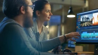 Kadın ve erkek Video editörleri görüntüleri ve ses ile iki göstermek onların kişisel bilgisayarda çalışmak. Bunlar güzel ve yaratıcı insanlar ve onların ofis Modern Loft.