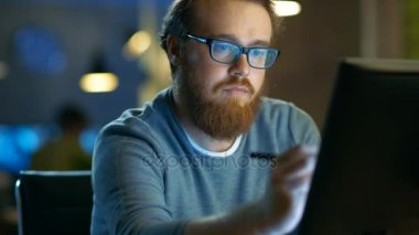 Yetenekli genç kavramı sanatçı çizim Modern Loft Office çalışma evinde otururken bir dijital kalem ekran tablet. Gece geç saatte.