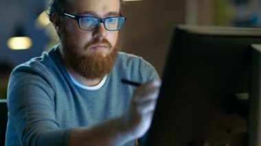 Yetenekli genç kavramı sanatçı çizim Modern Loft Office çalışma evinde otururken bir dijital kalem ekran tablet. Gece geç saatte.