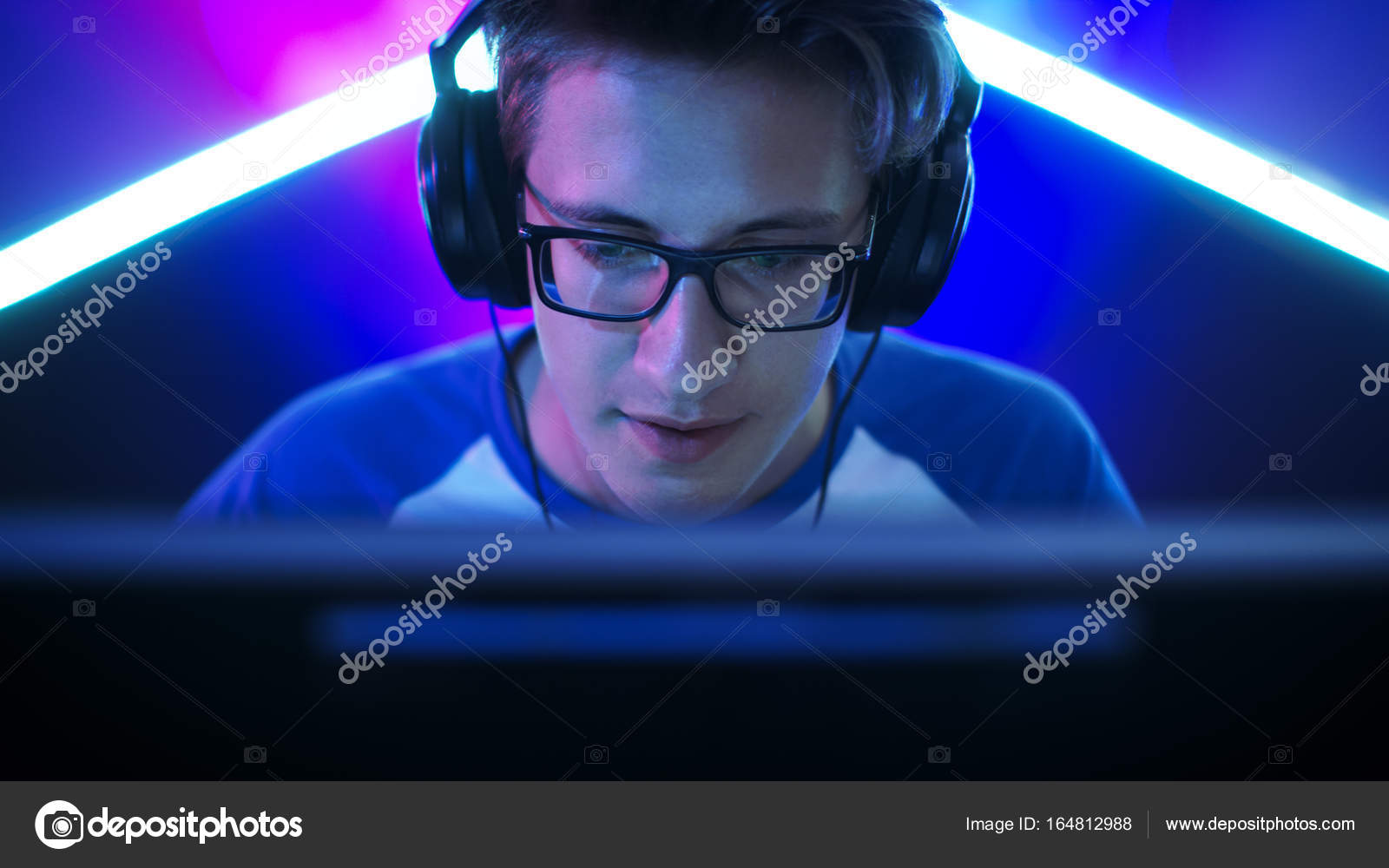 166 5 Gaming Stock Photos Images Download Gaming Pictures On Depositphotos