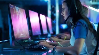 Takım profesyonel esport oyuncular rekabetçi oyun Mmorpg of / strateji oyunu bir siber oyunları turnuva üzerinde. Onlar birbirlerine mikrofonlar konuşun. Arena Neon ışıklarla iyi görünüyor.