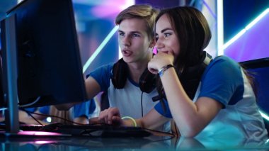 Çocuk ve etkin bir şekilde düşünme / tartışırken kız oyuncular oyun strateji / taktik, onlar Internet Cafe veya siber oyunları turnuva.