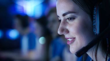 Güzel profesyonel oyun kız ve esport siber oyunları turnuva Her takım katılmak. O onun kulaklık ve görüşmeler vardır mikrofona.