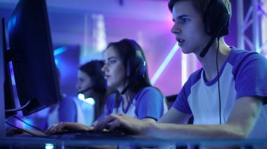 Profesyonel esport oyuncular bir siber oyunları turnuva üzerinde rekabetçi Video Oyunları'nda oynayan takım. Onlar birbirlerine konuyu mikrofonlar.