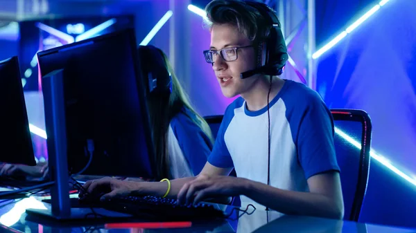 Tiro de um adolescente Gamer Team Capitão dando comandos em microfone. Joga em jogos multiplayer em um torneio eSport . — Fotografia de Stock