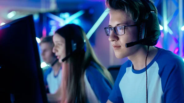 Команда геймерів-підлітків грає в мультиплеєрну відеогру на кіберспортивному турнірі. Спроба виграти гру . — стокове фото