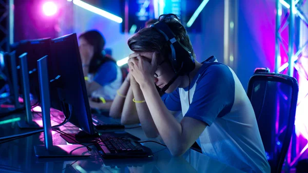 Team professioneller E-Sport-Spieler, die in wettbewerbsfähigen Videospielen an einem Cyber-Games-Turnier teilnehmen. Sie verloren. Emotional aufgeladener Moment. — Stockfoto